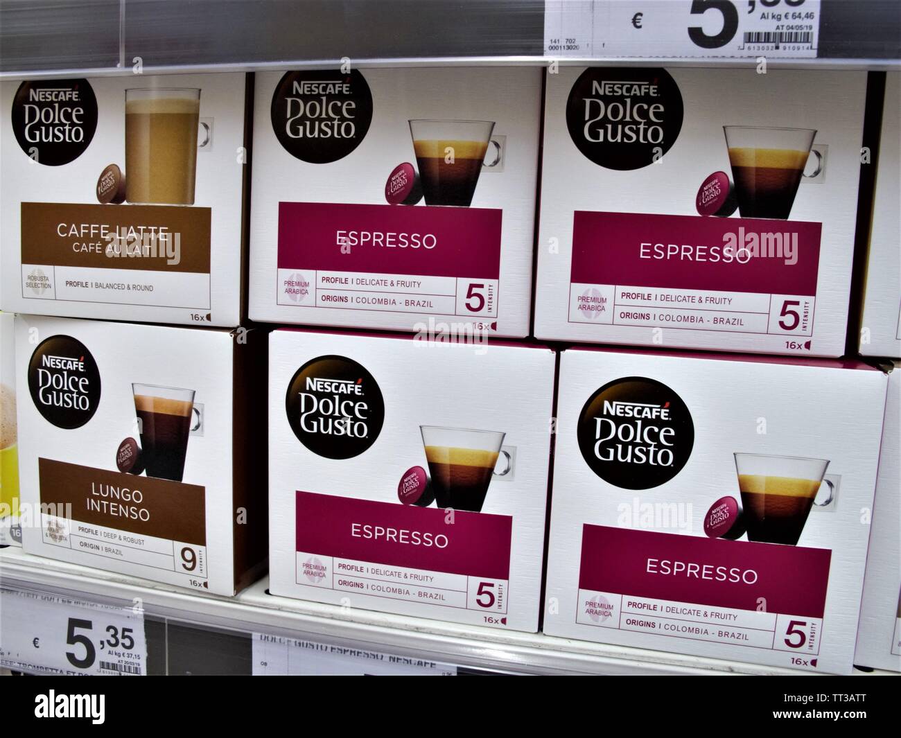 Cajas de cápsulas de café de Nescafè en el supermercado Auchan en Roma  Fotografía de stock - Alamy