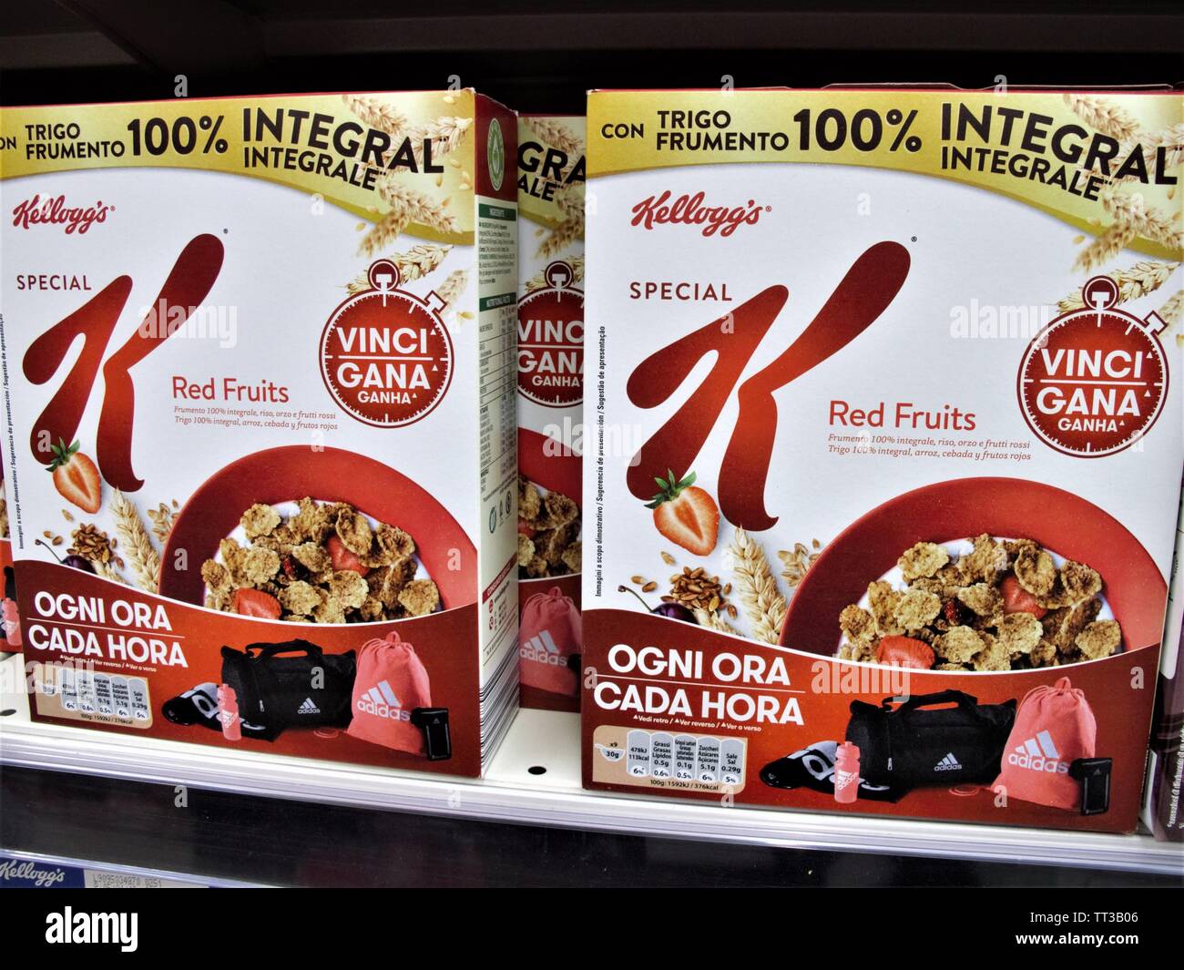 Cajas de cereales de Kellogg s en el supermercado Auchan en Roma Fotografía  de stock - Alamy
