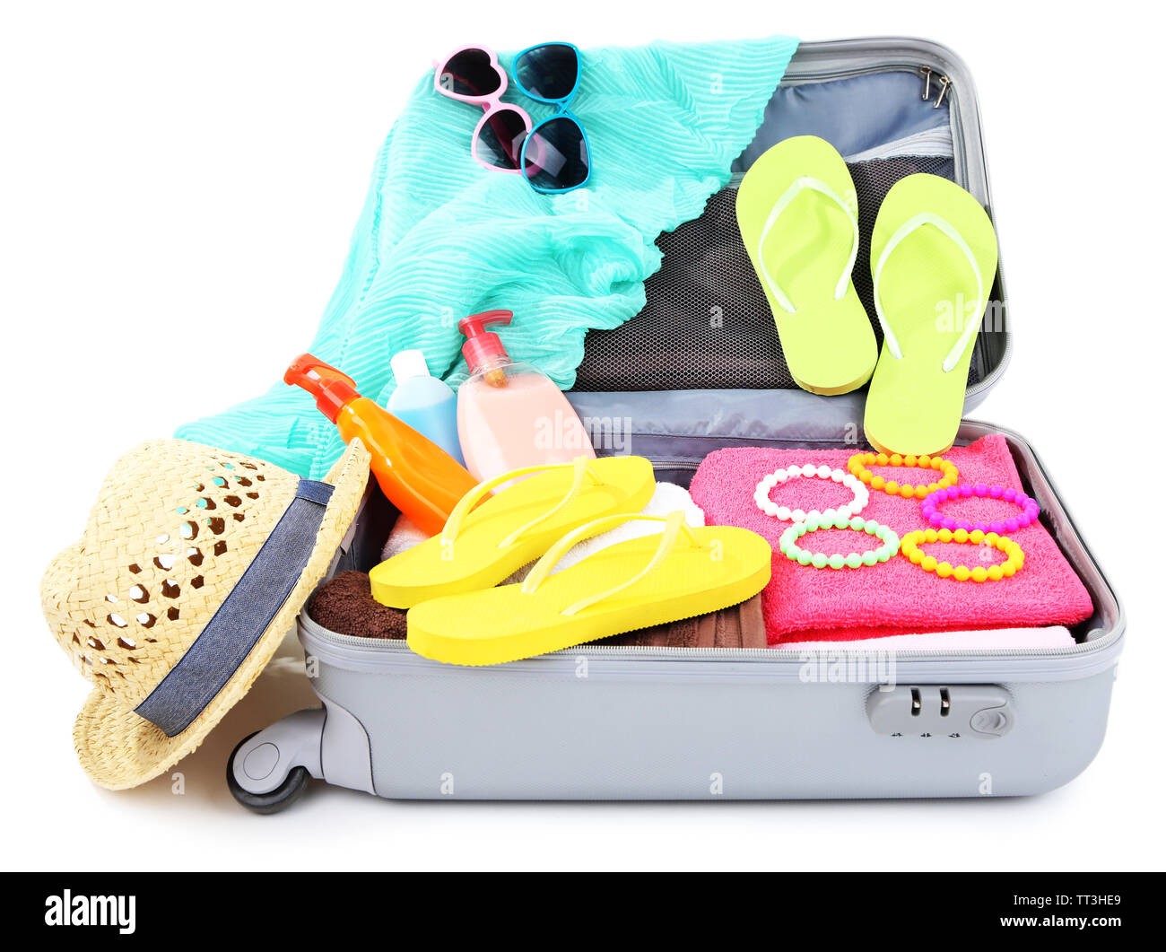 Maleta con cosas para viajar en algún lugar cerca del agua para pasar las  vacaciones de verano aislado en blanco Fotografía de stock - Alamy
