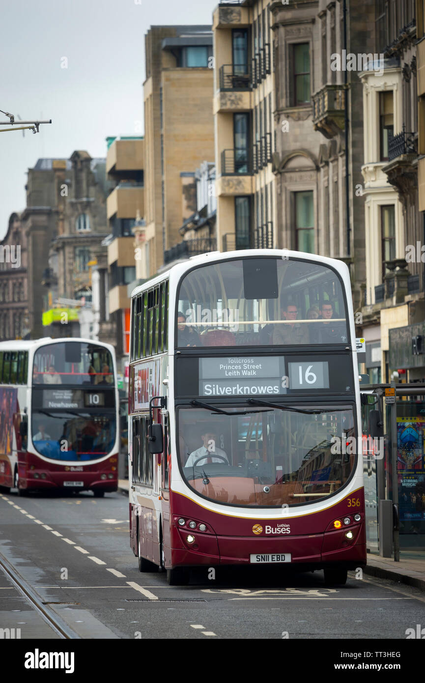 Los autobuses Lothian en el centro de la ciudad de Edimburgo, Escocia. Foto de stock