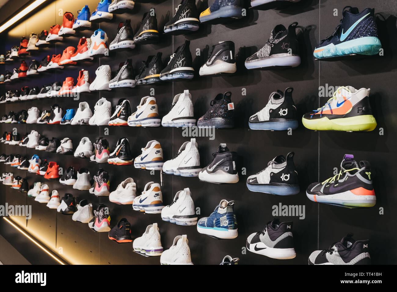 Dommeldange, Luxemburgo - Mayo 18, 2019: la variedad de zapatillas de  baloncesto a la venta dentro de Bouncewear, una famosa tienda de venta de  ropa y calzado de baloncesto Fotografía de stock - Alamy