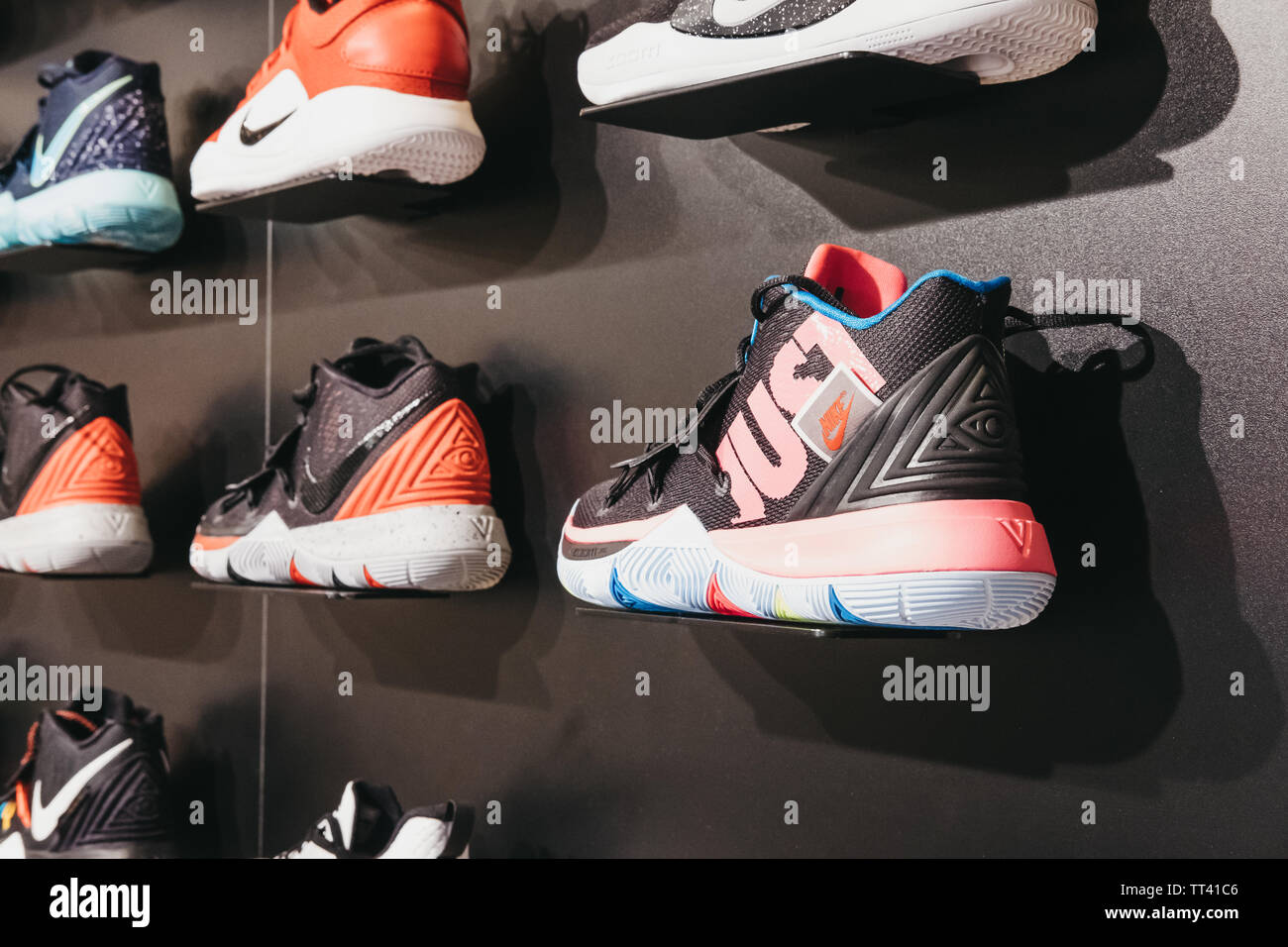 Dommeldange, Luxemburgo - Mayo 18, 2019: Nike Kyrie 5, la quinta firma de  zapatillas de baloncesto NBA superstar Kyrie Irving, a la venta con un  engranaje de baloncesto Fotografía de stock - Alamy