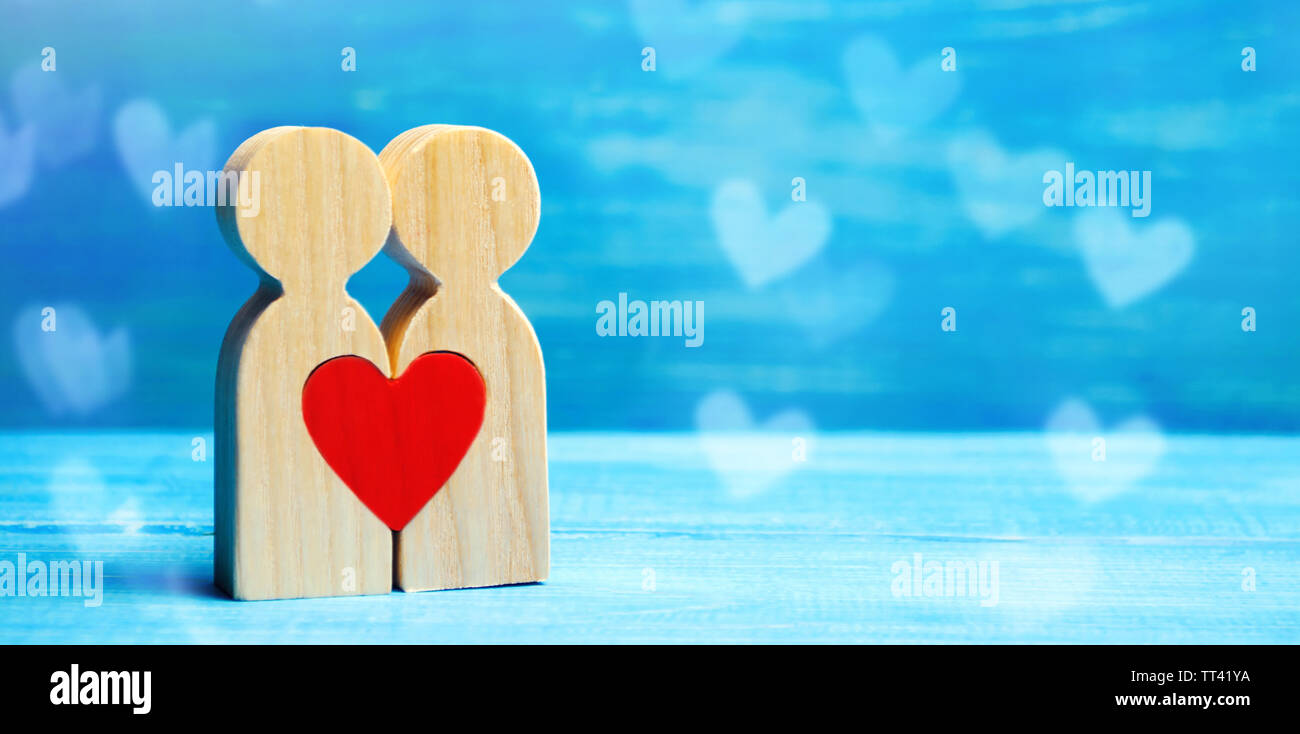 Una pareja en el amor y un corazón entre ellos. El concepto de amor y simpatía entre dos personas. Encontrarse con el amor de toda la vida. La felicidad humana. Dating Fotografía Una pareja en el amor y un corazón entre ellos. El concepto de amor y simpatía entre dos personas. Encontrarse con el amor de toda la vida. La felicidad humana. Dating Fotografía