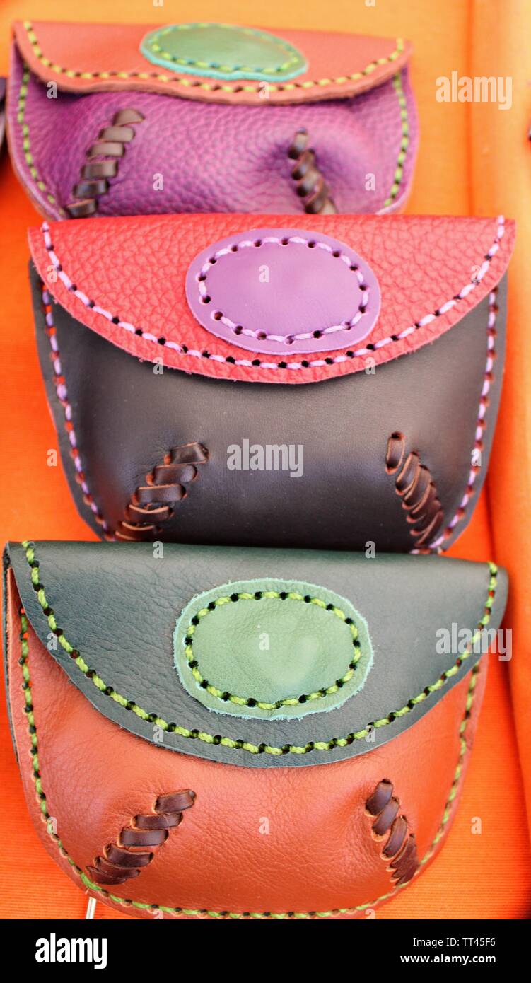 Monederos de cuero hechos a mano en diferentes colores y diseños Fotografía  de stock - Alamy