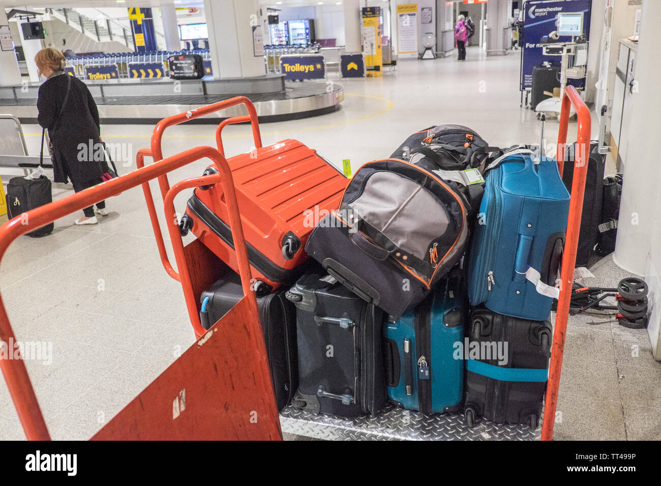 Equipaje perdido,en,carrusel,Manchester  Airport,aeropuerto,Norte,Norte,ciudad,transporte,vuelo,Ryanair,  aerolínea,Inglaterra,Gran Bretaña,British,GB, Reino Unido, Europa  Fotografía de stock - Alamy