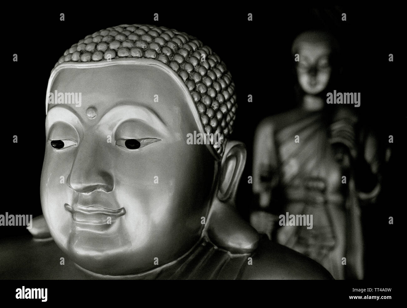 Estatuas de Buda en Bamrung Muang Road en Bangkok en Tailandia en el sudeste de Asia, el Lejano Oriente. B&W apacible tranquilidad tranquilidad serenidad meditar Foto de stock