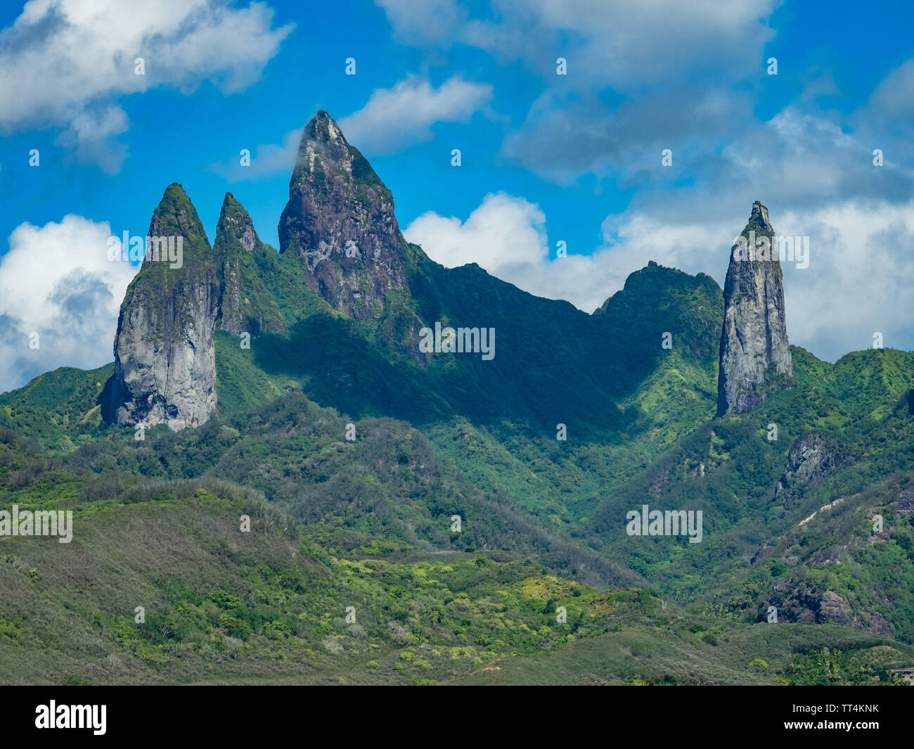 El impresionante paisaje de los pilares de basalto de Ua Pou en el Marquesas Isla de la Polinesia Francesa Foto de stock