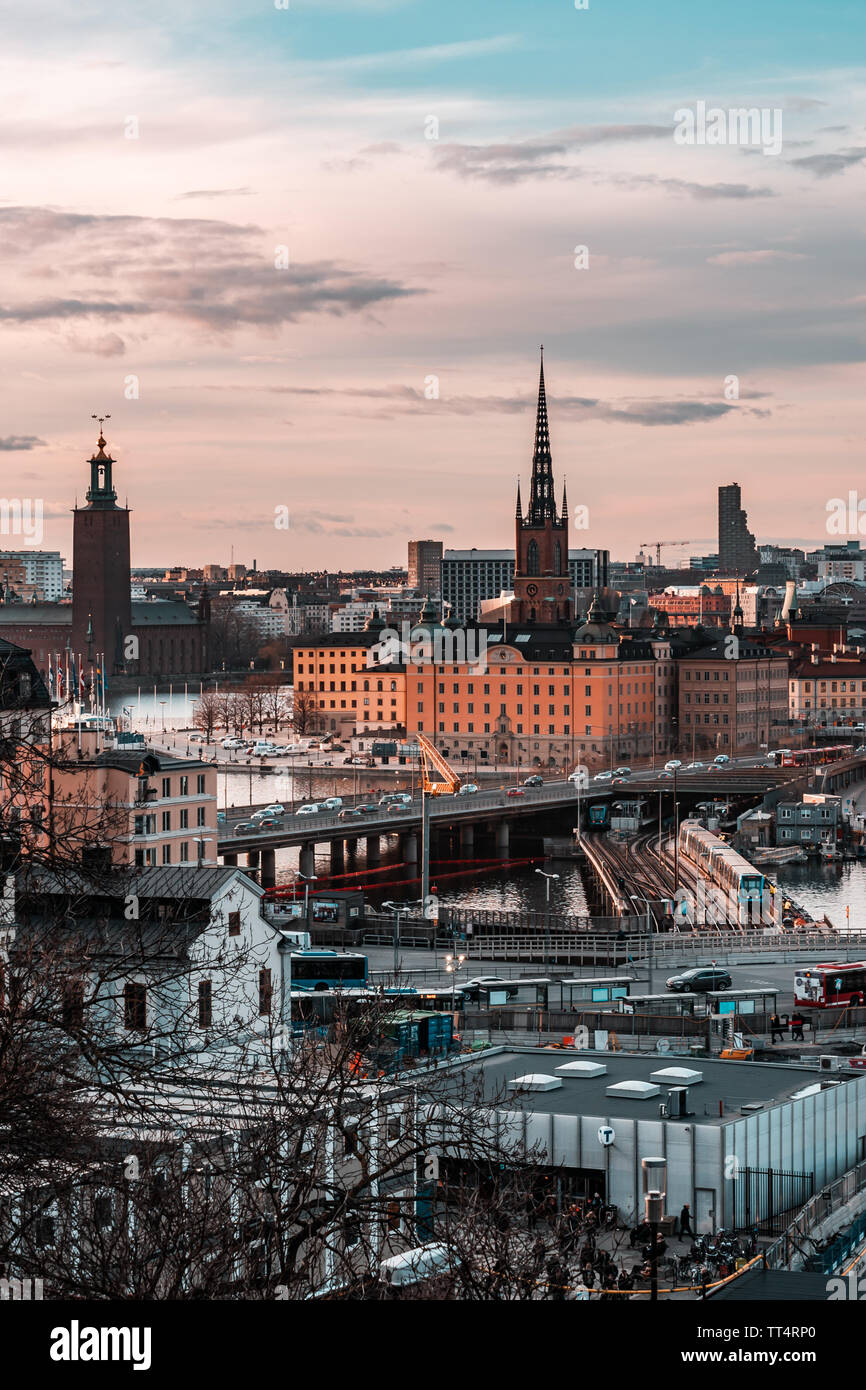 27.03.2019 Editorial Stockholm, Suecia. Puesta de sol con la vista de Slussen, Riddarholmen y el Ayuntamiento y los puentes de conexión Foto de stock