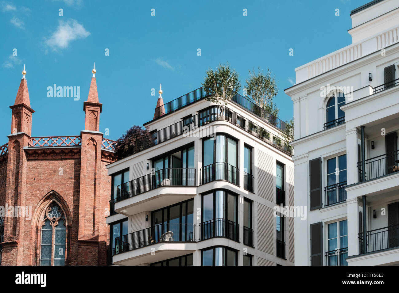 Edificios de apartamentos modernos y antiguos real estate Fachada