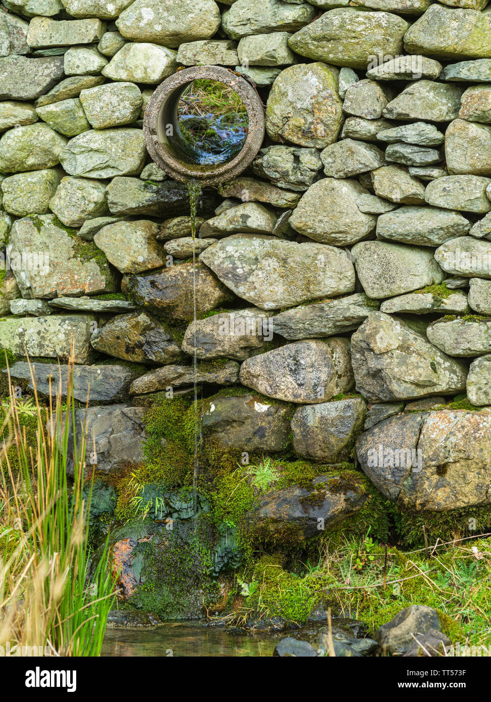Tubo de drenaje en muro de piedra fotografías e imágenes de alta resolución  - Alamy