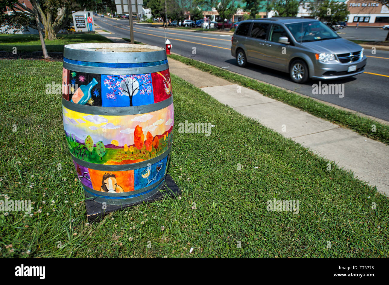 Estados Unidos - Junio 27, 2016: barricas de roble decorativas han sido  pintados y colocados alrededor de la ciudad de Purcellville. (Foto por  Douglas Graham/Loudoun N Fotografía de stock - Alamy