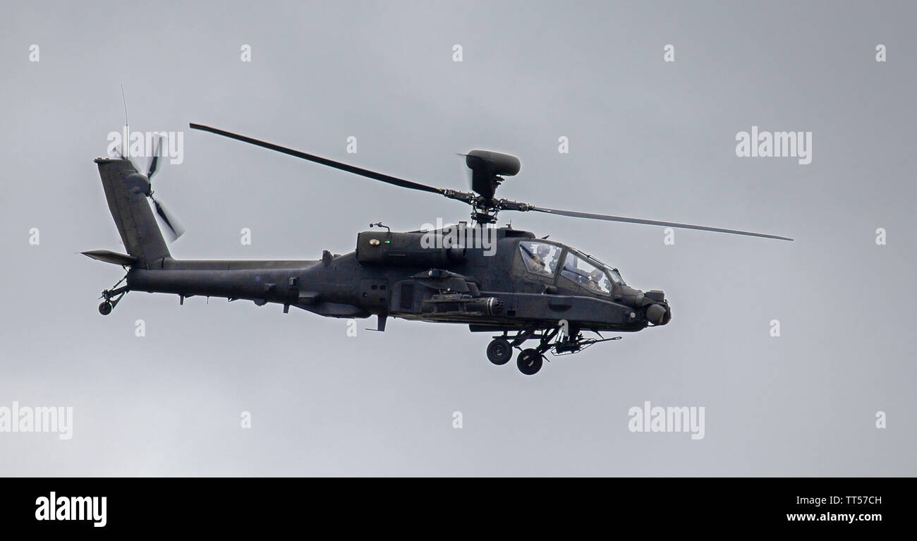AgustaWestland Apache AH Mk1 en vuelo en el Aeródromo de Duxford, Cambridgeshire Foto de stock