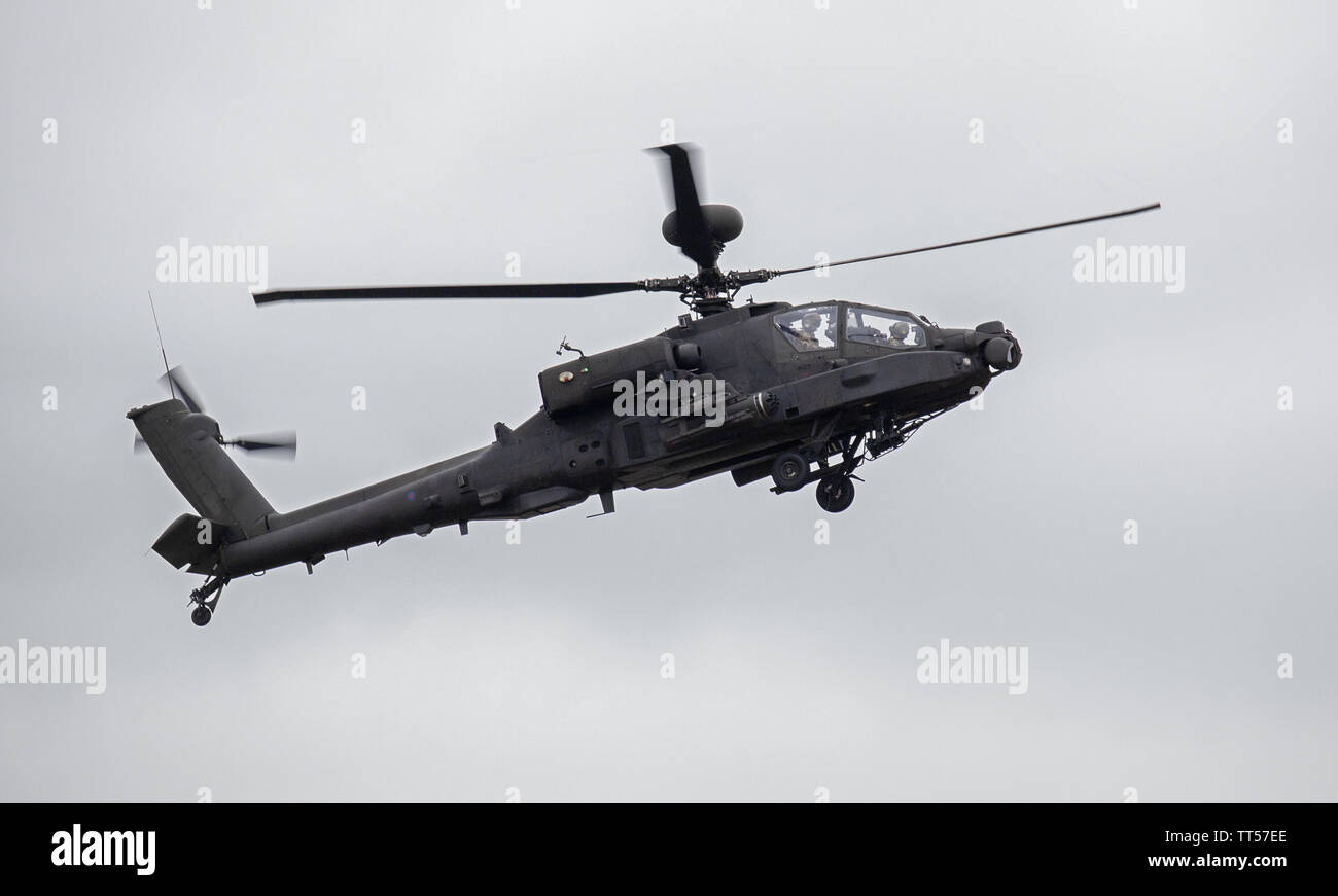 AgustaWestland Apache AH Mk1 en vuelo en el Aeródromo de Duxford, Cambridgeshire Foto de stock