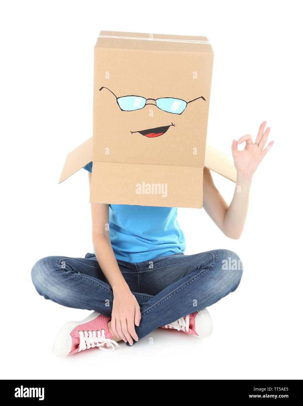 Mujer con caja de cartón en la cabeza con la cara feliz, aislado en blanco  Fotografía de stock - Alamy