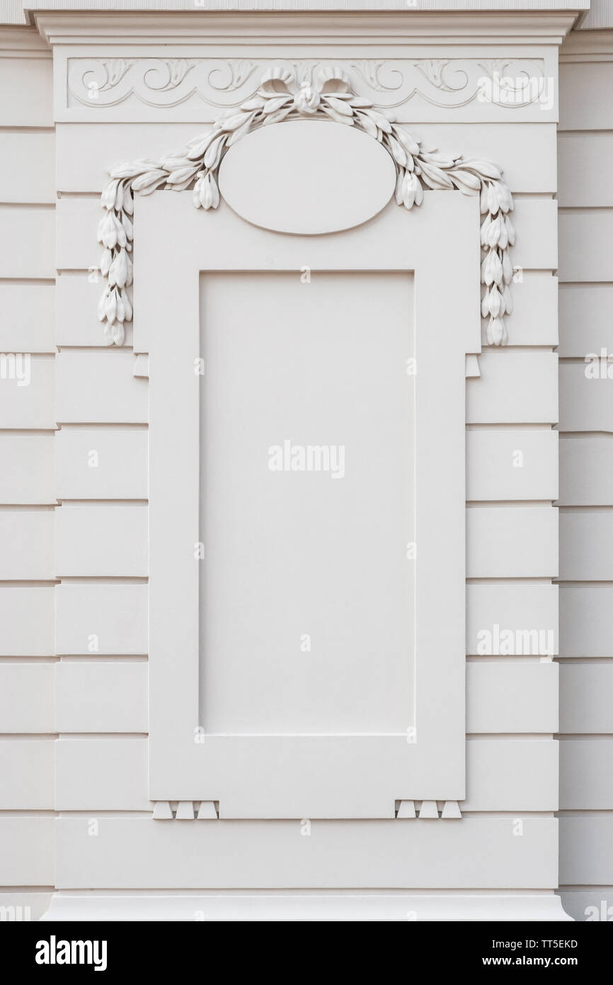 Bastidor de decoración en fachada de edificio - anuncio o signo mock-up / boceto Foto de stock