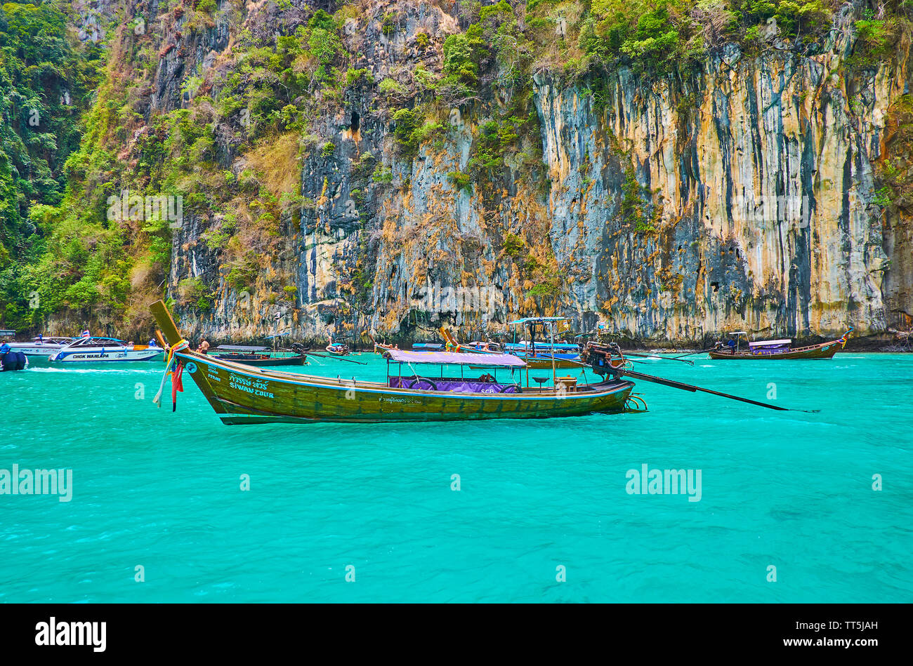 LEH PHIPHI TAILANDIA - Abril 27, 2019: La vieja canoa, bobs en las claras aguas de color esmeralda de la Bahía Pileh lagoon, el 27 de abril en Leh PhiPhi Foto de stock