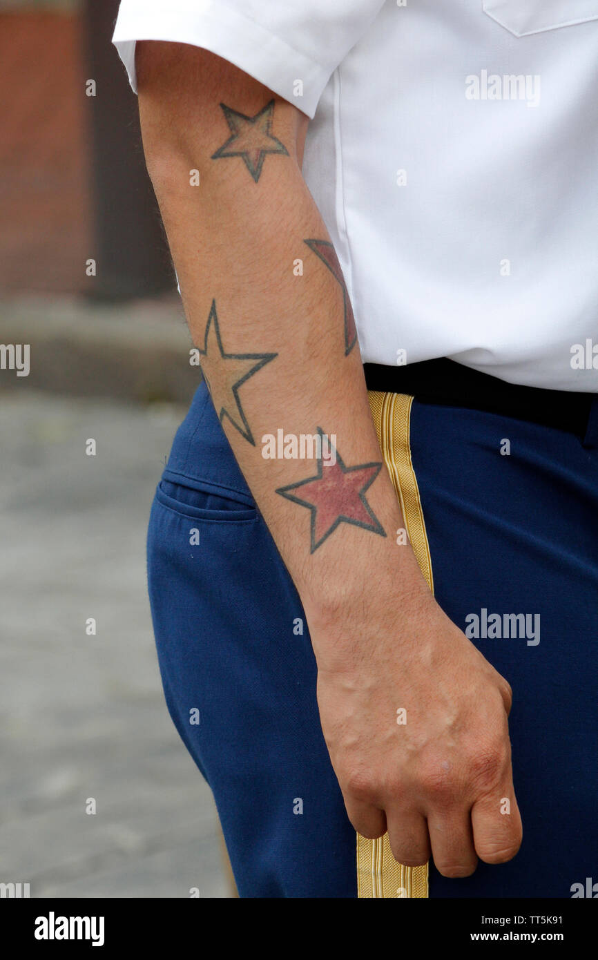 Philadelphia, PA, USA - Junio 14, 2019: Los tatuajes de estrellas son  vistos en el brazo de un soldado estadounidense durante las ceremonias del  Día de la bandera en el Parque Histórico