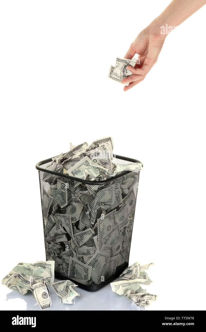 Mano tirar el dinero en basura aislado en blanco Fotografía de stock - Alamy