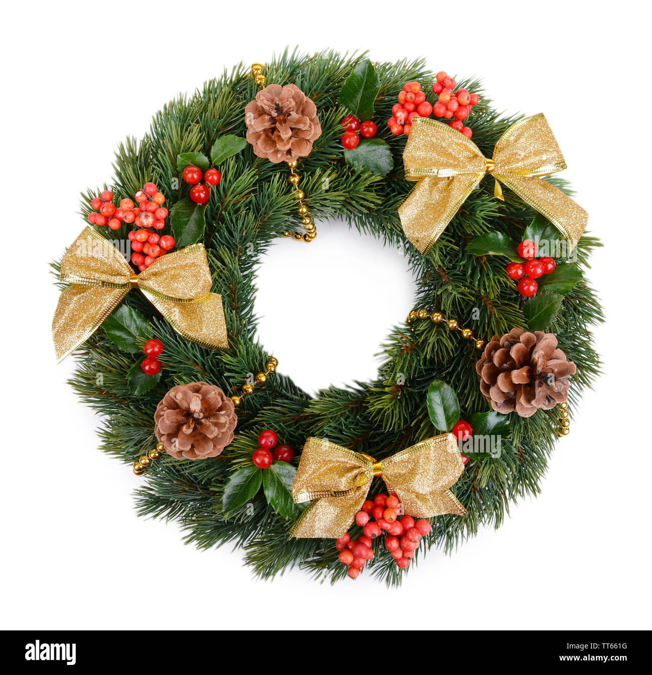 Navidad guirnalda decorativa con hojas de muérdago aislado en blanco  Fotografía de stock - Alamy