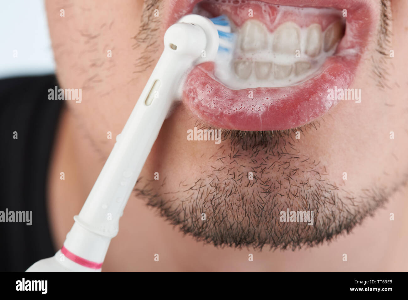 El cepillado de dientes sanos con cepillo eléctrico vista cercana Foto de stock