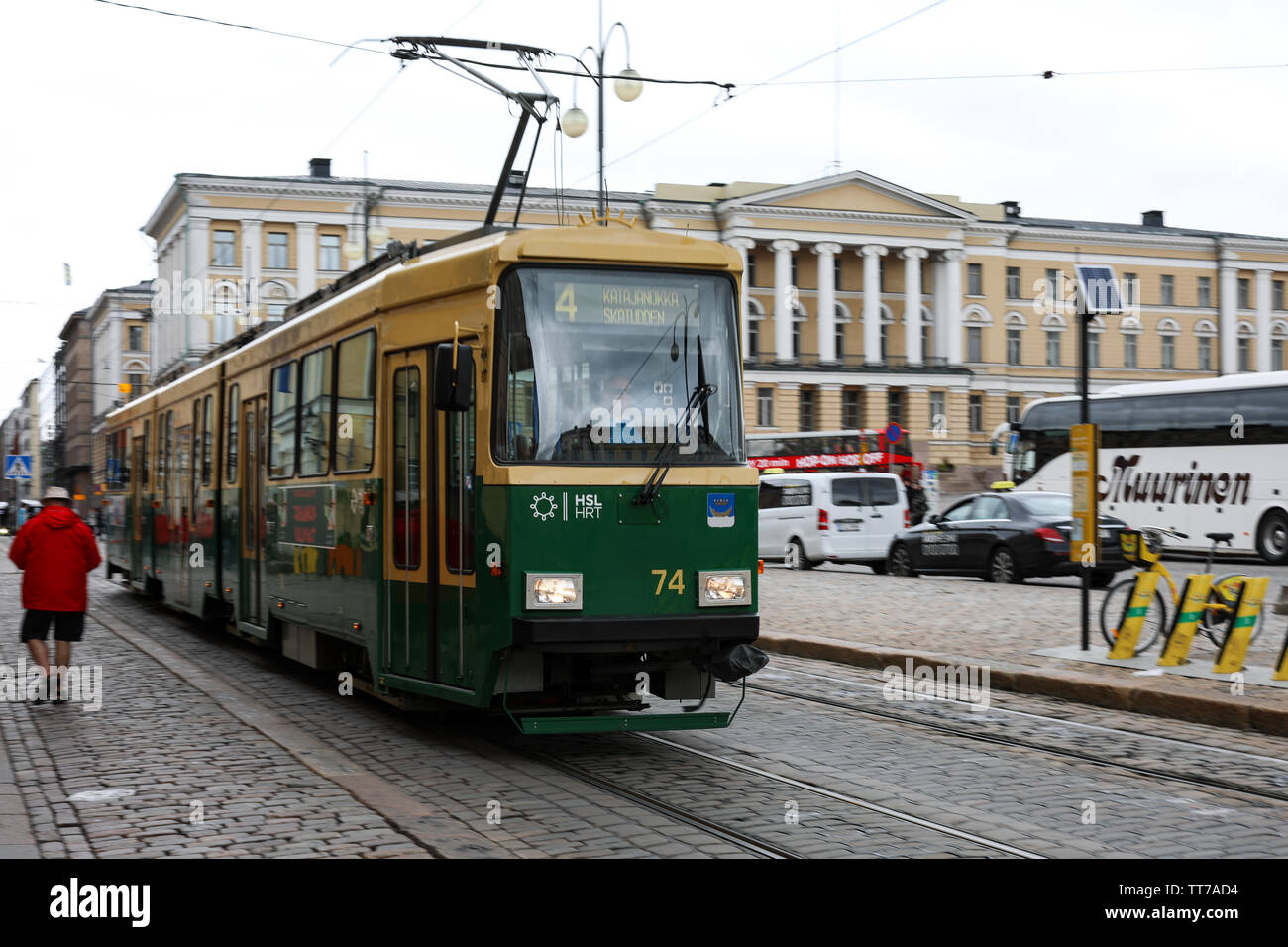 El tranvía número 74, tipo MLNRV II, en la línea 4 en la Plaza del Senado en Helsinki, Finlandia Foto de stock