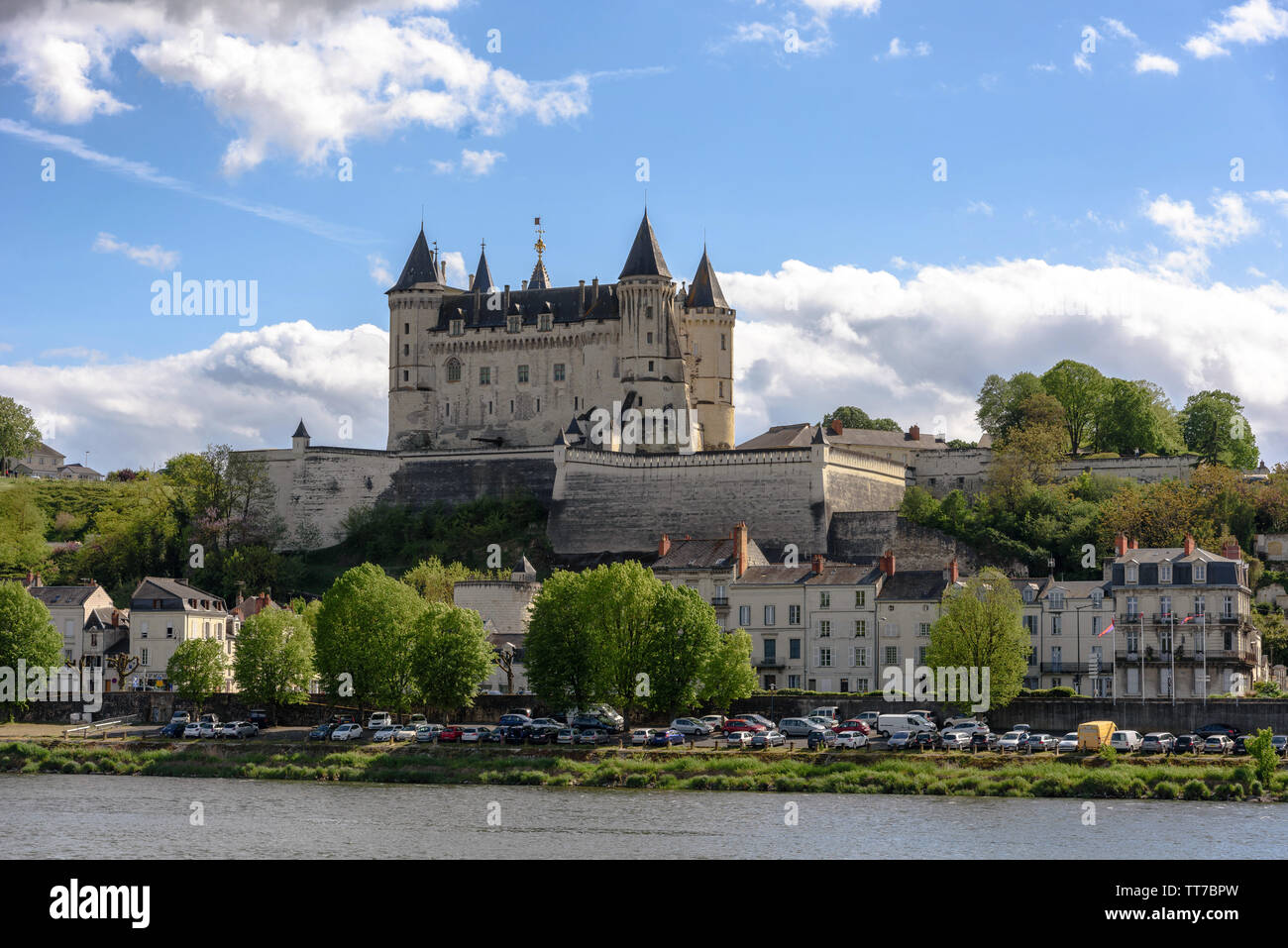 El Château de Saumur como se ve desde el otro lado del río Loira en el soleado día de la primavera en Francia Foto de stock
