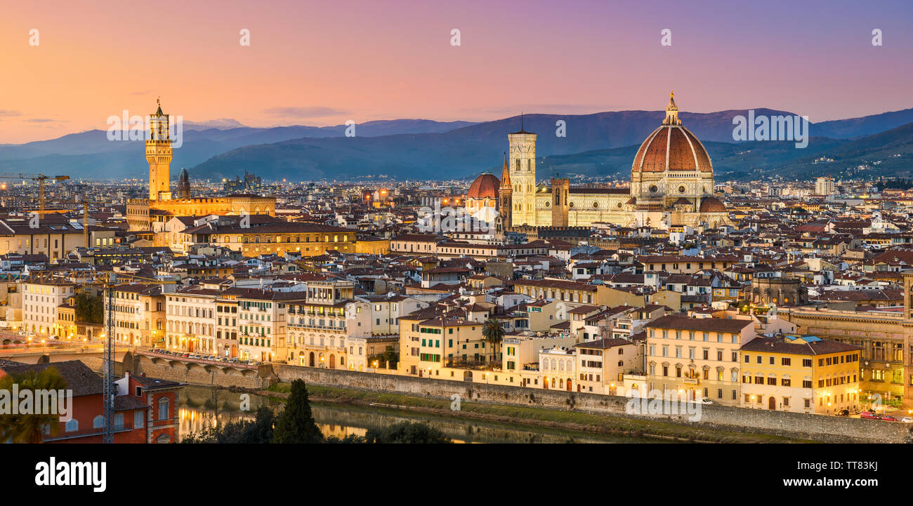 Skyline nocturno de Florencia, Italia. Foto de stock