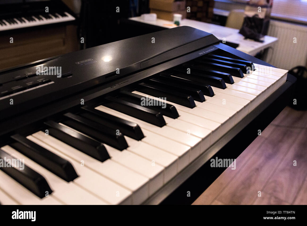 Profundidad de campo Teclas de teclados en la tienda de música Fotografía  de stock - Alamy