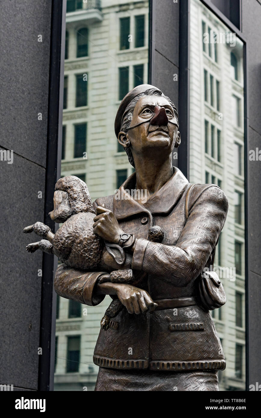 Estatuas de bronce de un hombre y una mujer con el perro en el casco antiguo de Montreal. Foto de stock