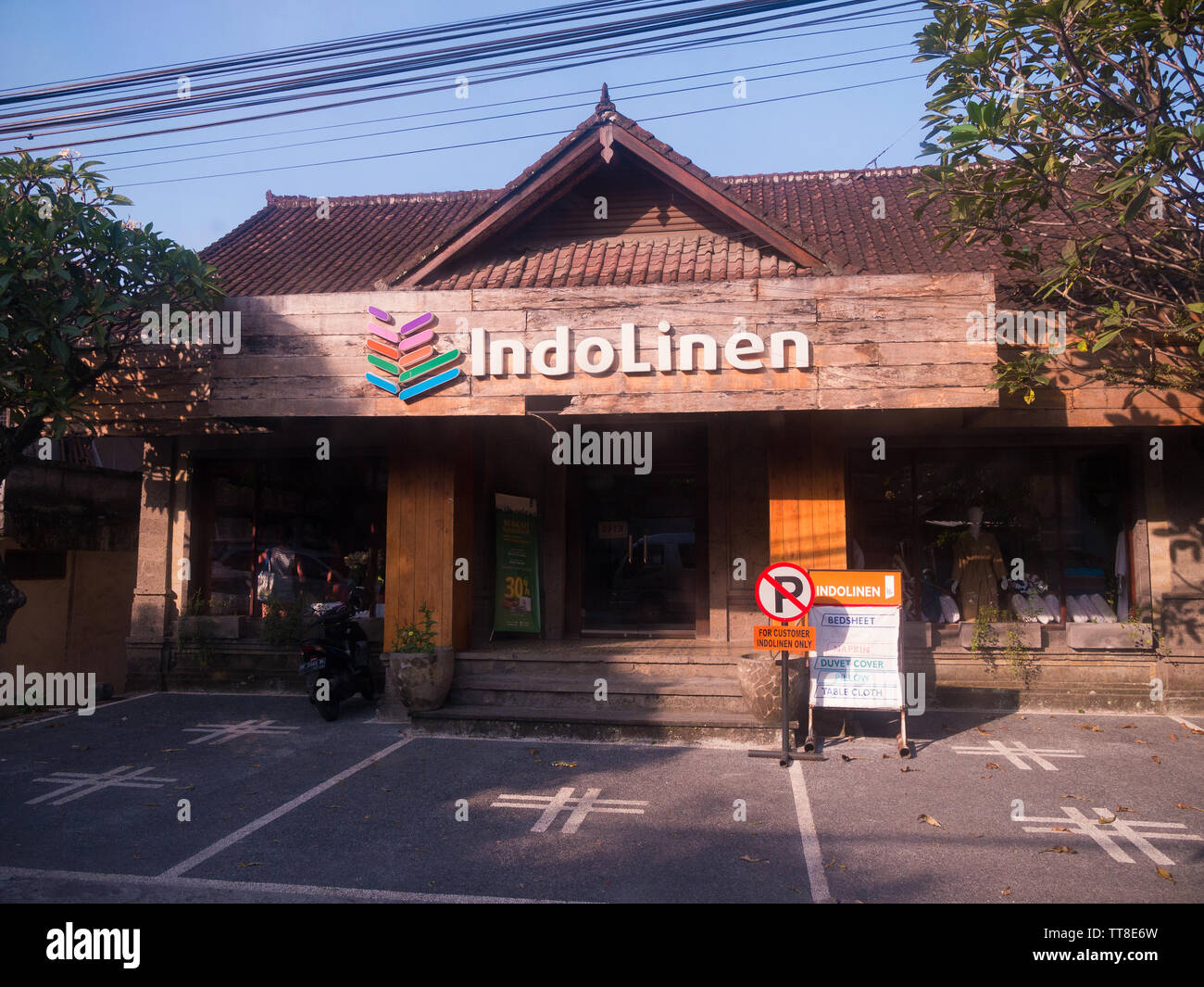 Vista de una tienda IndoLinen en Bali, Indonesia, que se especializa en la venta de productos de ropa, como sábanas, almohadas y manteles. Foto de stock