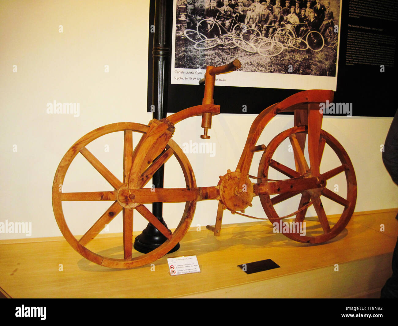 La bicicleta, exposición de inventos de LEONARDO DA VINCI, de madera, Vinci, Italia Fotografía de stock - Alamy La bicicleta, exposición de inventos de LEONARDO DA VINCI, de madera, Vinci, Italia Fotografía de stock - Alamy