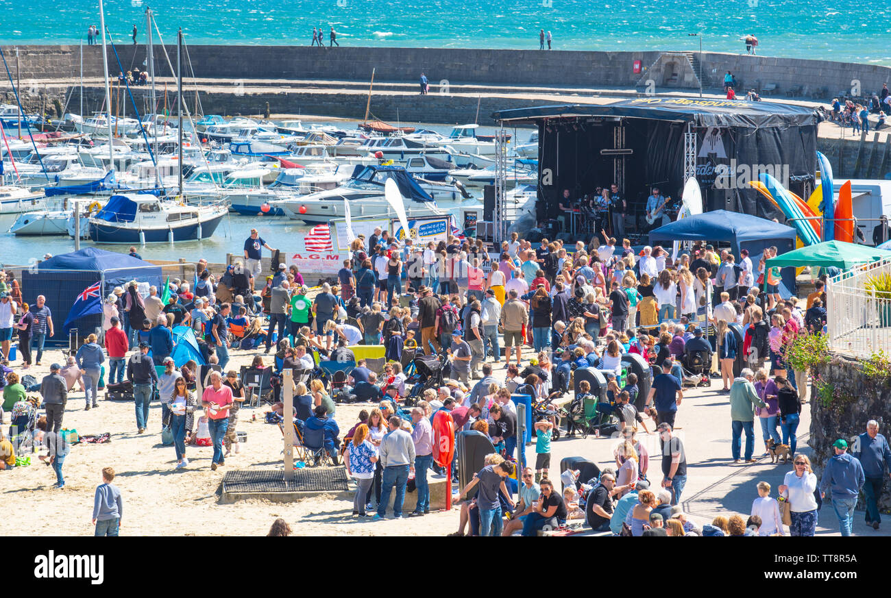 Lyme Regis, Dorset, Reino Unido. El 15 de junio de 2019. El clima del REINO UNIDO: Multitud de músicos y visitantes acuden a la playa, disfrutar de una Tarde de música como las guitarras anual en la playa evento arrancará en la playa en Lyme Regis en una gloriosa tarde de sol y cielo azul. La multitud es la estrella del espectáculo como guitarristas de todas las edades y capacidades se reúnen en la playa realizar juntos como 'banda' más grande de Gran Bretaña. Las personas disfrutar del relajado ambiente del festival antes de que se realice este año la canción elegida "En la playa". Crédito: Celia McMahon/Alamy Live News. Foto de stock