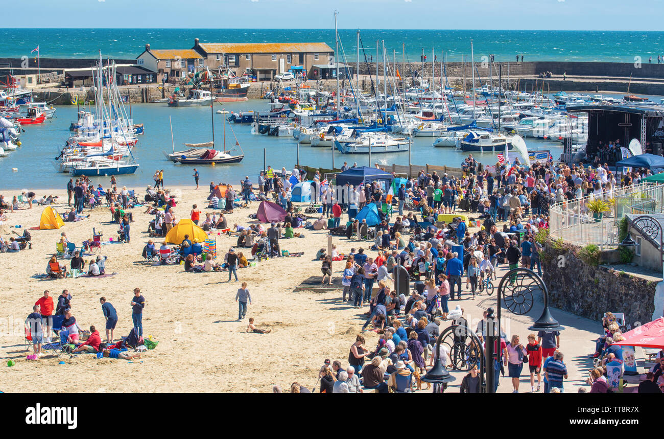 Lyme Regis, Dorset, Reino Unido. El 15 de junio de 2019. El clima del REINO UNIDO: Multitud de músicos y visitantes acuden a la playa, disfrutar de una Tarde de música como las guitarras anual en la playa evento arrancará en la playa en Lyme Regis en una gloriosa tarde de sol y cielo azul. La multitud es la estrella del espectáculo como guitarristas de todas las edades y capacidades se reúnen en la playa realizar juntos como 'banda' más grande de Gran Bretaña. Las personas disfrutar del relajado ambiente del festival antes de que se realice este año la canción elegida "En la playa". Crédito: Celia McMahon/Alamy Live News. Foto de stock