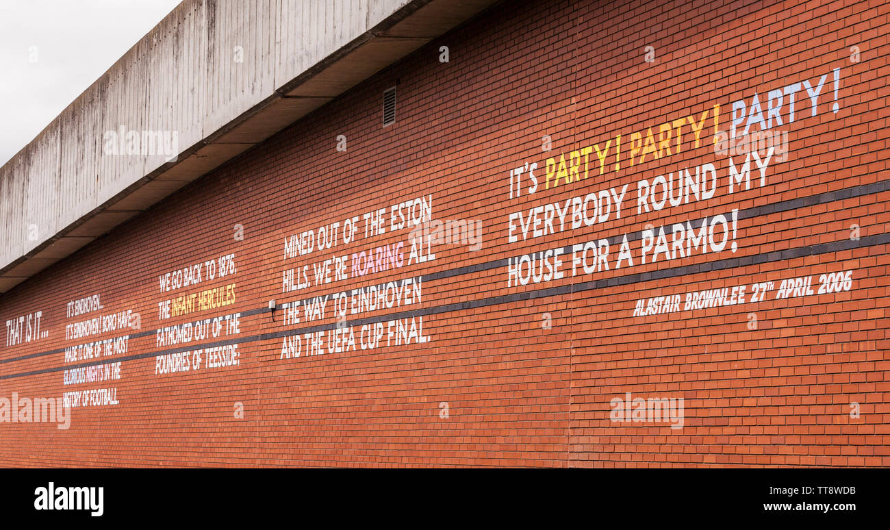 Famoso radio comentario por fan de fútbol Middlesbrough, Alastair  Brownlee,escrito en la pared cerca del campo de fútbol Fotografía de stock  - Alamy