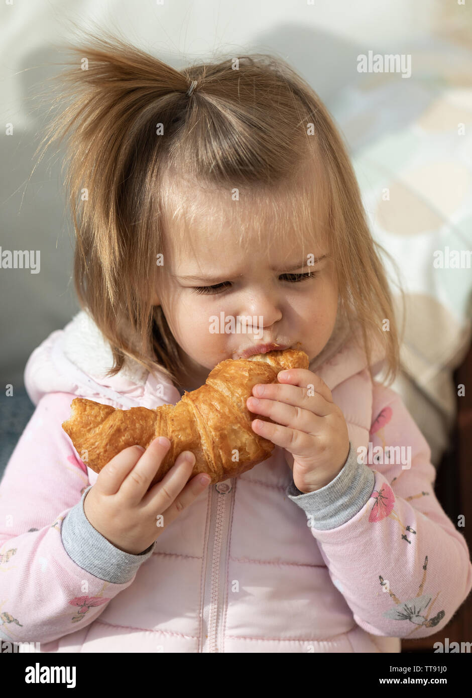 Hilo para dar los buenos días - Página 8 Hermosa-nina-comiendo-el-croissant-en-el-cafe-la-hora-del-desayuno-tt91j0