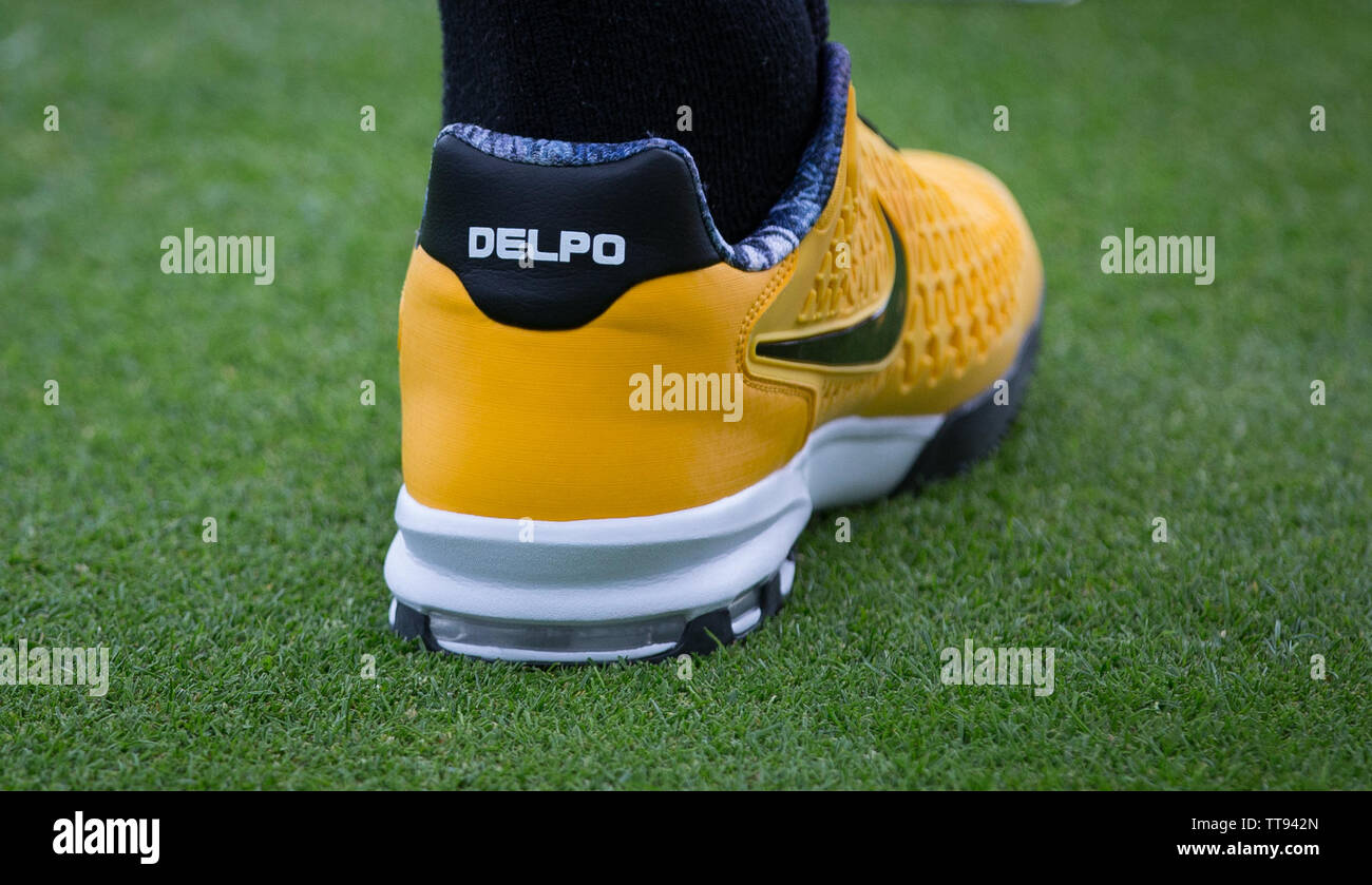 Zapatillas de tenis nike fotografías e imágenes de alta resolución - Alamy
