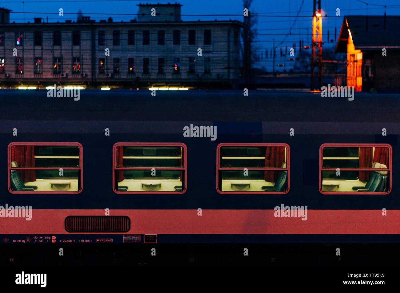 Tren de pasajeros stading todavía en las pistas por la noche en Budapest, Hungría Foto de stock