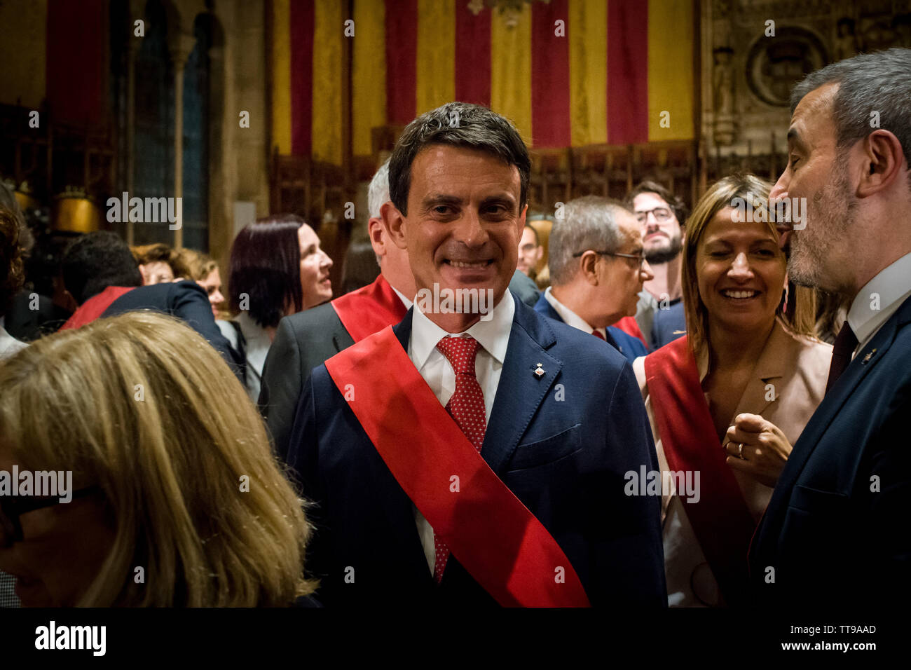 El ex primer ministro francés Manuel Valls en el ayuntamiento de Barcelona  durante el período de sesiones para elegir al alcalde de la ciudad. Ada  Colau ha sido reelegido como alcaldesa de