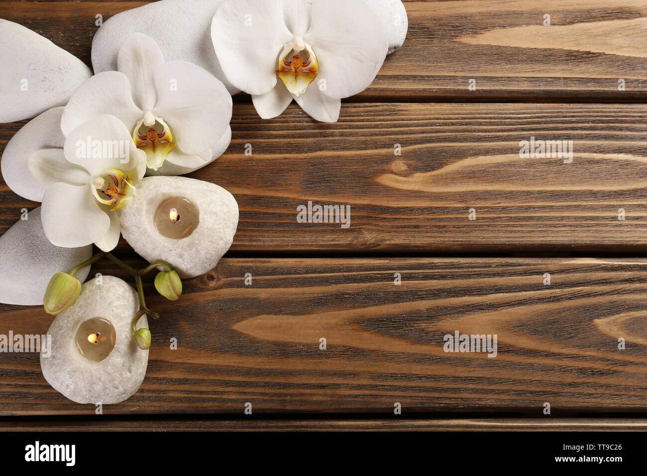 Spa piedras y flor de orquídea sobre fondo de madera Fotografía de stock -  Alamy