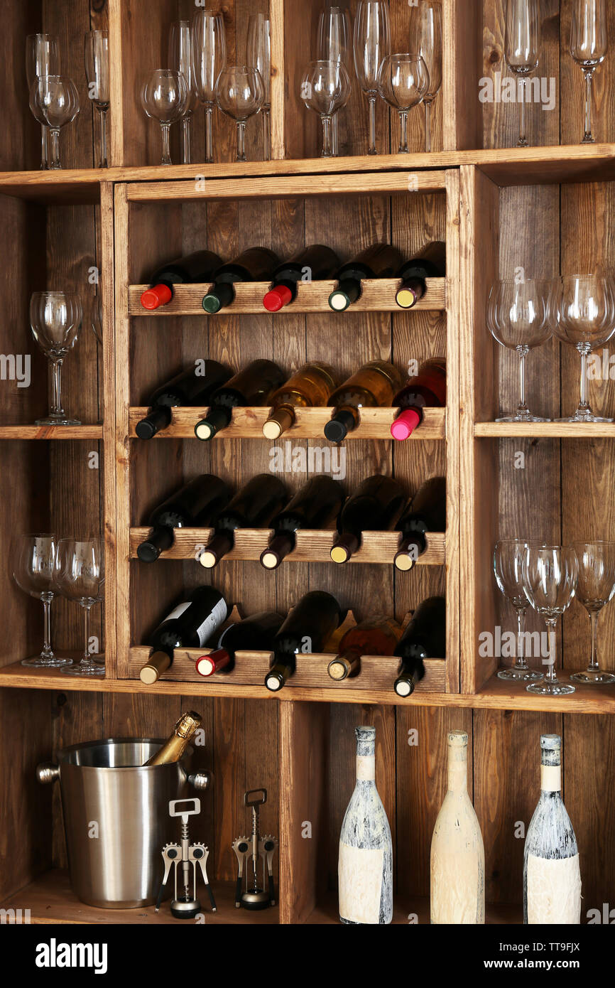 Estanterías con botellas de vino y de de madera antecedentes Fotografía de - Alamy