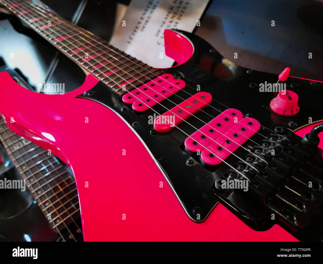 Guitarra electrica rosa fotografías e imágenes de alta resolución - Alamy
