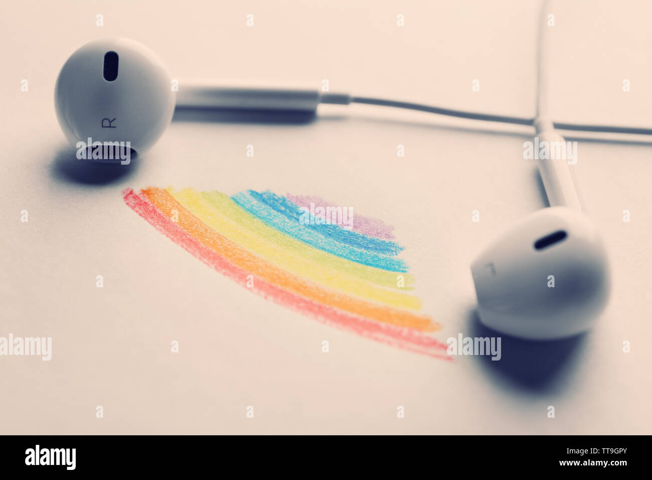 Auriculares blancos en hoja de papel blanco con coloridos arcoiris, closeup  Fotografía de stock - Alamy