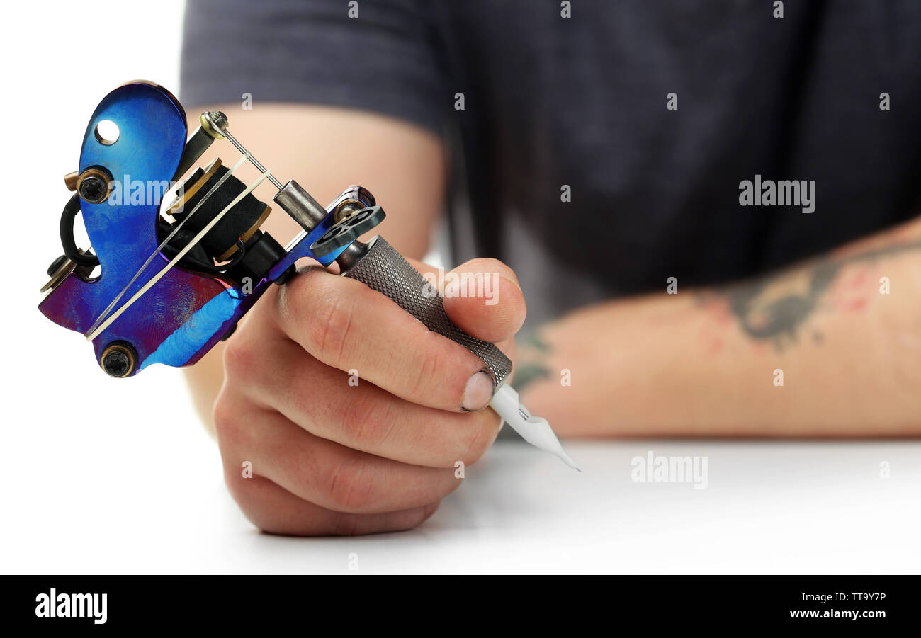 Mano de artista con máquina para tatuajes en White Mesa, closeup Fotografía  de stock - Alamy
