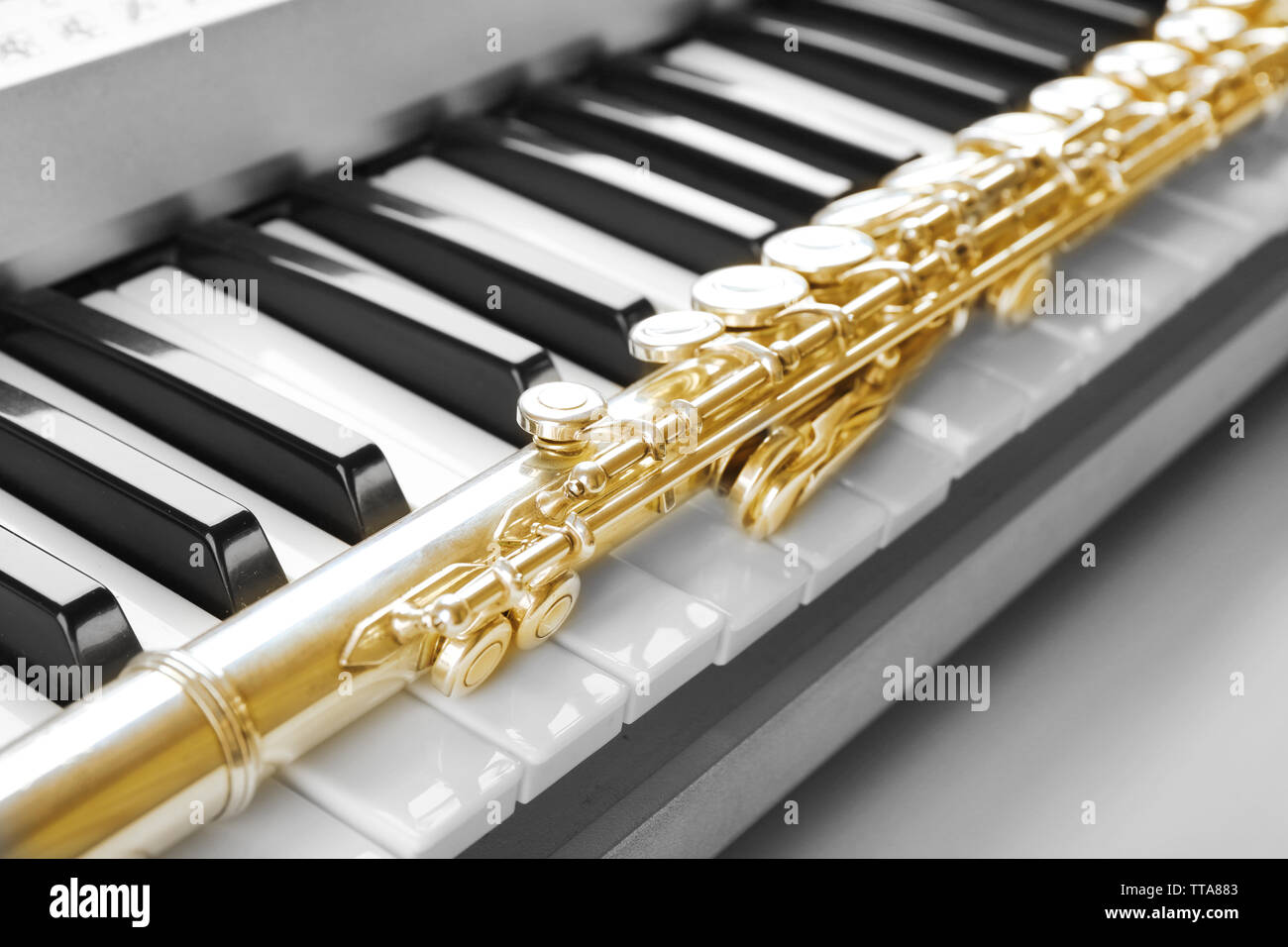 Flauta y piano cerrar Fotografía de stock - Alamy