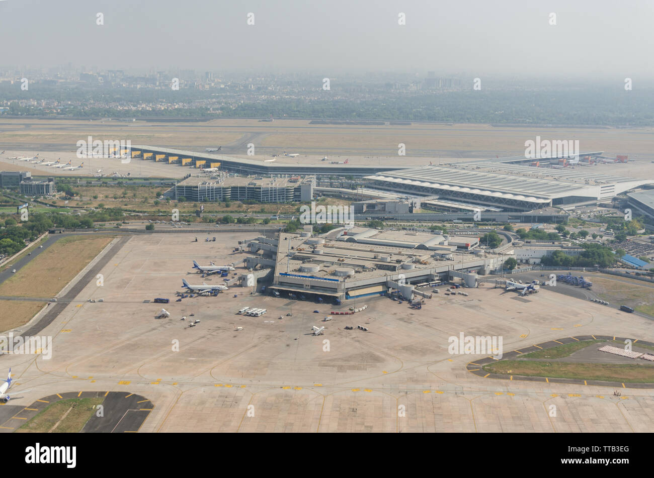 Vista del Aeropuerto Internacional Indira Gandhi de Nueva Delhi, India desde la ventana de su Vista del Aeropuerto Internacional Indira Gandhi de Nueva Delhi, India desde la ventana de su