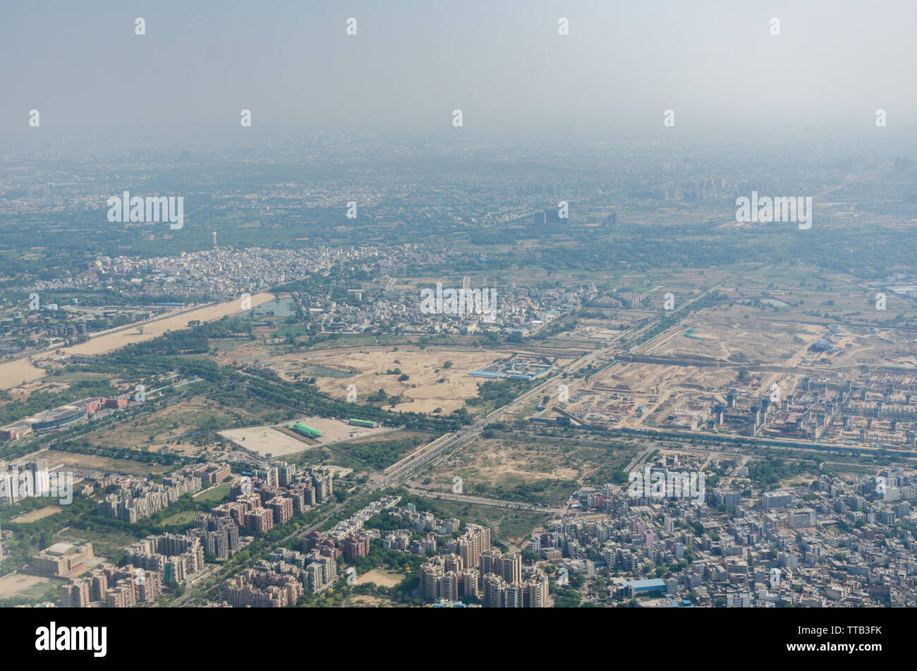 Vista del paisaje urbano de Delhi desde flight ventana a través de la neblina contaminada en el aire. La calidad del aire en Delhi es el peor de cualquier gran ciudad del mundo. Foto de stock