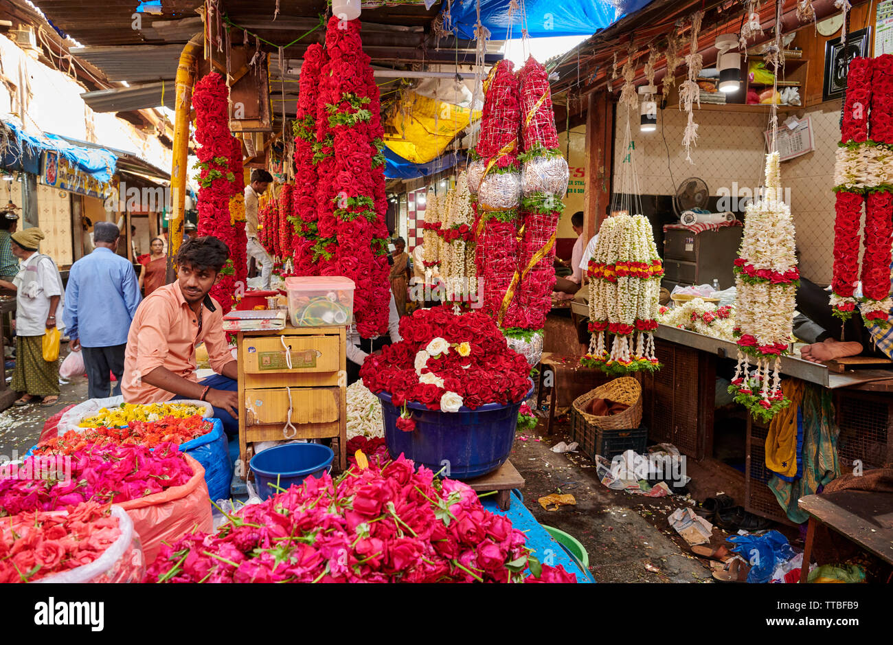 Calado de flores en el mercado de fruta y verdura Devaraja, Mysore, Karnataka, India Foto de stock