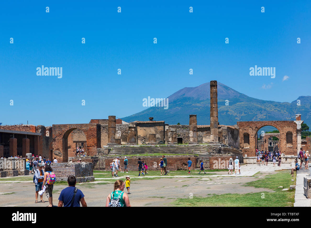 Pompeya, una antigua ciudad romana, cerca de la moderna Nápoles, en la región de Campania de Italia, que fue sepultada bajo 4 a 6 m de ceniza volcánica y piedra pómez en la ER Foto de stock