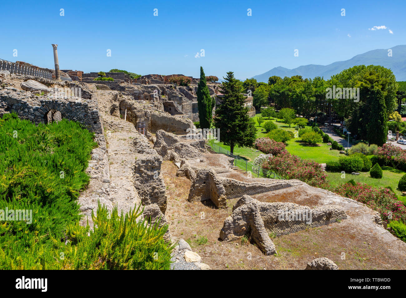 Pompeya, una antigua ciudad romana, cerca de la moderna Nápoles, en la región de Campania de Italia, que fue sepultada bajo 4 a 6 m de ceniza volcánica y piedra pómez en la ER Foto de stock