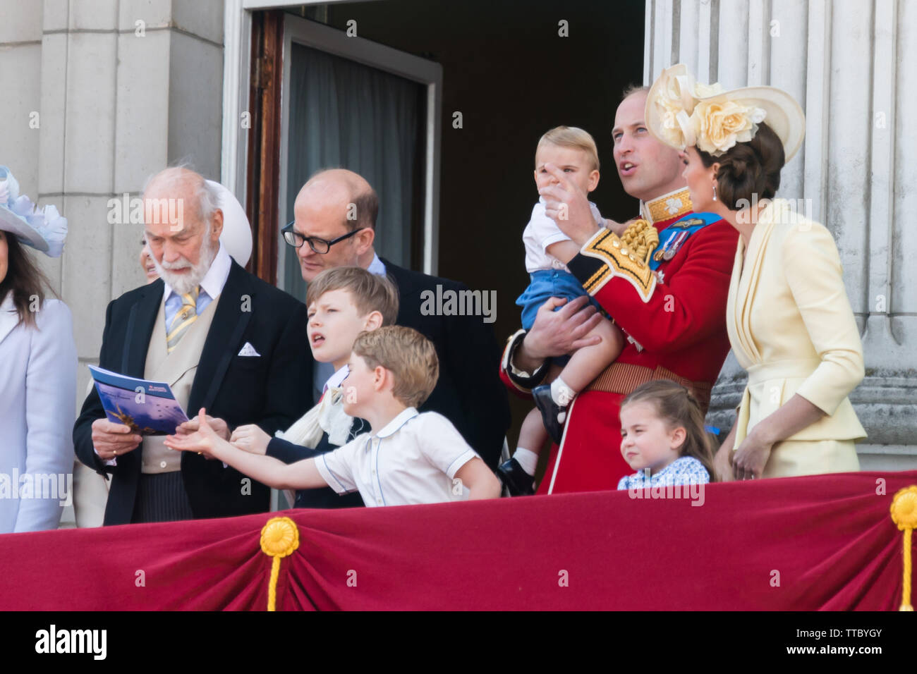 5 años de Prince George Cambridge agarra la RAF flypast folleto desde el Príncipe Michael de Kent's manos.El Palacio de Buckingham balcón, Trooping el Color Foto de stock